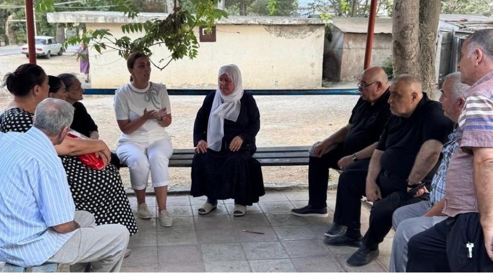 konul-nurullayeva-vetendashlarla-novbeti-qebulunu-kechirib-foto