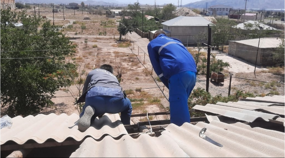 culfa-sheherinde-guclu-kulek-neticesinde-zerer-gormush-binalarin-dam-ortukleri-berpa-olunur