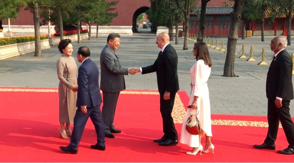 azerbaycan-prezidenti-pekinde-ikinci-dunya-muharibesinde-qelebenin-80-ci-ildonumune-hesr-olunmush-paradi-izleyib