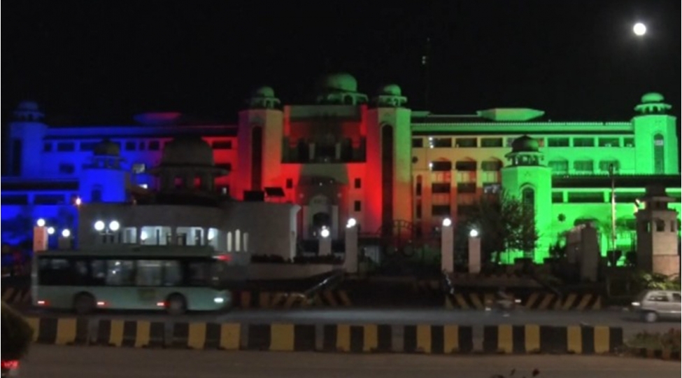 pakistanda-bash-nazir-ofisi-azerbaycan-bayraginin-rengleri-ile-ishiqlandirilib