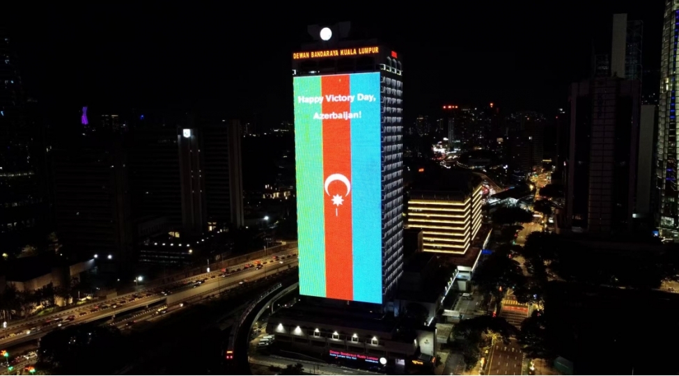 kuala-lumpur-belediyyesinin-binasi-azerbaycan-bayraginin-rengleri-ile-ishiqlandirilib