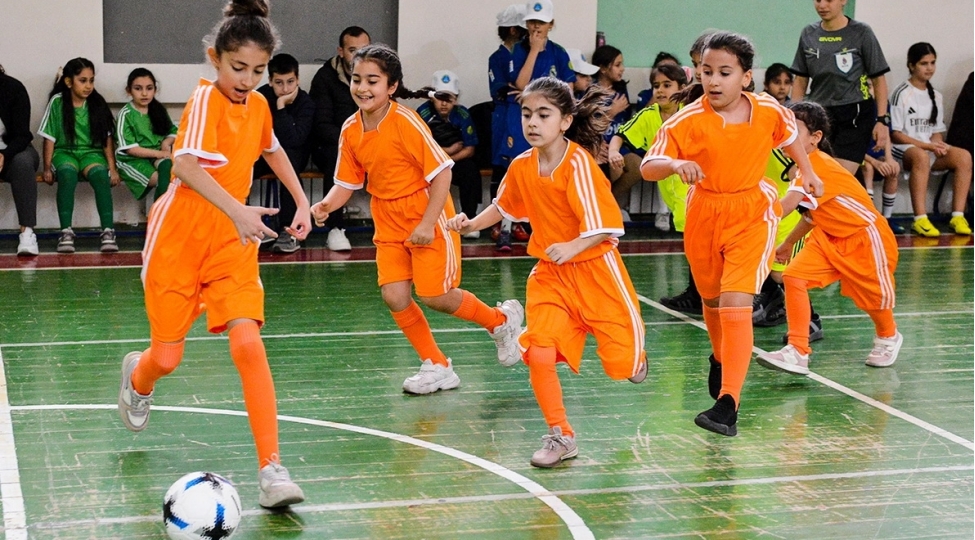 mektebli-qizlar-turnirinde-novbeti-qrup-oyunlarina-start-verilib