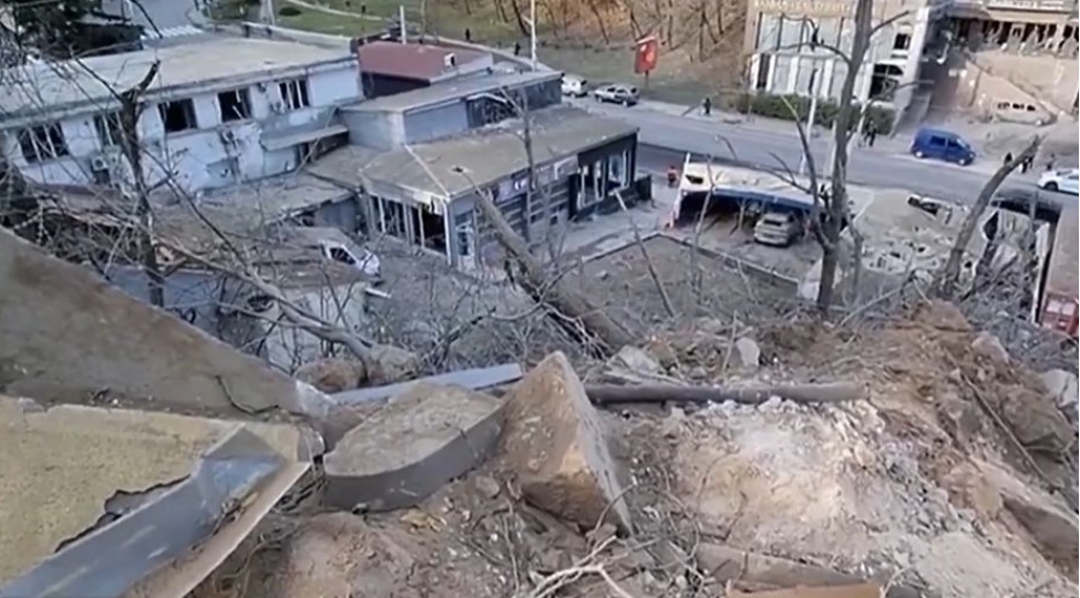 rusiyanin-raketi-sefirliyimizin-erazisine-dushdu-kiyevde-neler-yashanir