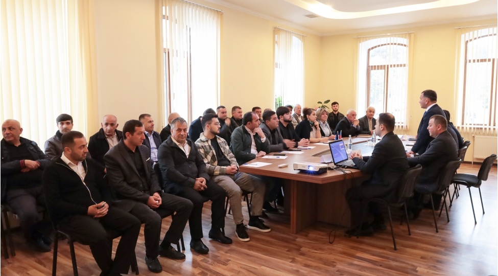 sheki-sheherinde-sahibkarlar-uchun-menshe-sertifikati-alt-modulundan-istifadeye-dair-maariflendirici-gorush-kechirilib