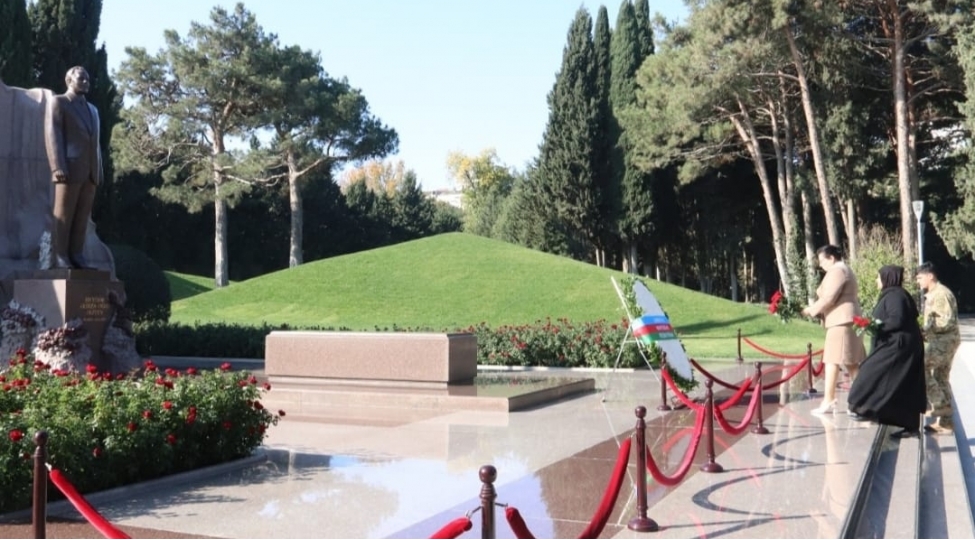 yap-berde-rayon-teshkilatinin-kollektivi-ulu-onder-heyder-eliyevin-mezarini-ziyaret-edib