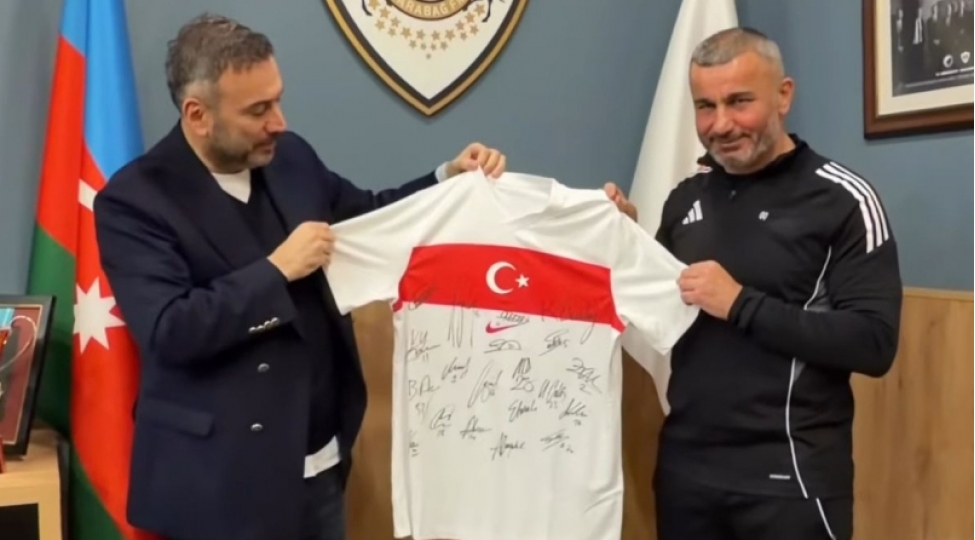 qurban-qurbanova-turkiye-millisinin-imzali-formasi-hediyye-edilib