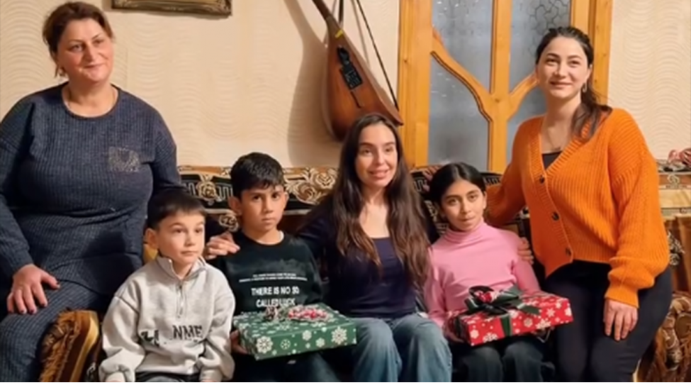 leyla-eliyeva-qonaq-getdiyi-evde-saz-havasi-dinledi-video