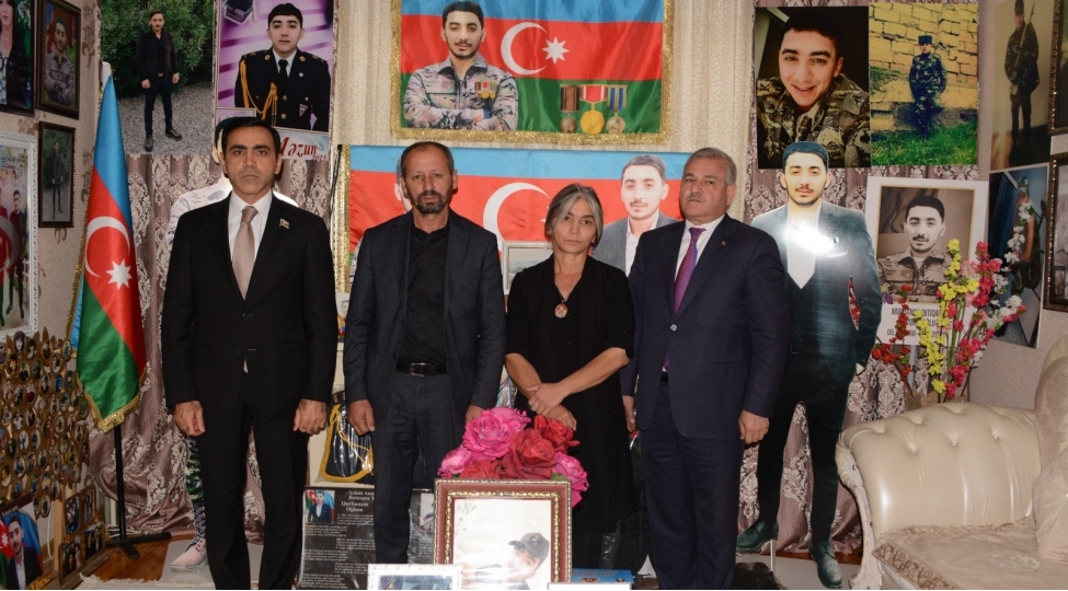 anar-memmedov-terterde-shehid-ailesini-ziyaret-edib-2