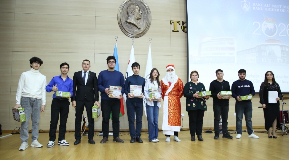 baki-ali-neft-mektebinde-dunya-azerbaycanlilarinin-hemreyliyi-gunu-ve-yeni-il-qeyd-edilib