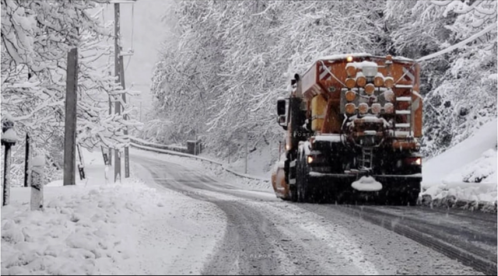 qaxda-yollar-xususi-texnika-ile-temizlenir