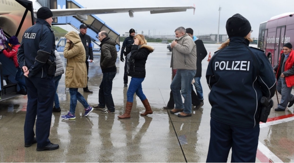 ai-olkelerinde-muhafizekar-dairelerden-miqrantlarin-deportasiyasina-chagirishlar-artir