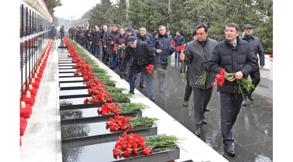 iqtisadiyyat-nazirliyinin-kollektivi-shehidler-xiyabanini-ziyaret-edib-3