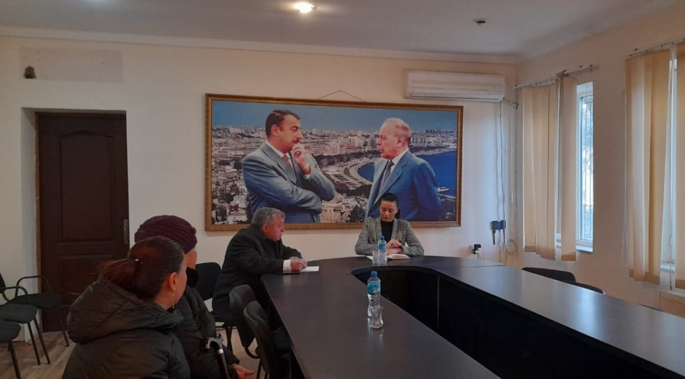 sebine-xasayeva-lokbatan-qesebesinde-sechicileri-ile-gorushub