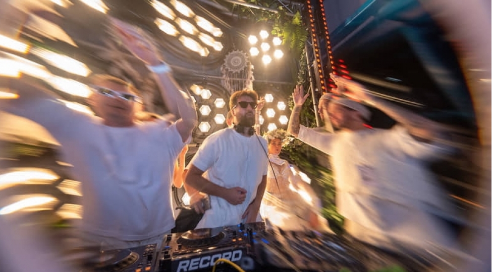 aktyorlar-musiqichiler-ve-yazichilar-suni-intellektimezmun-ogurlugunda-ittiham-edirler