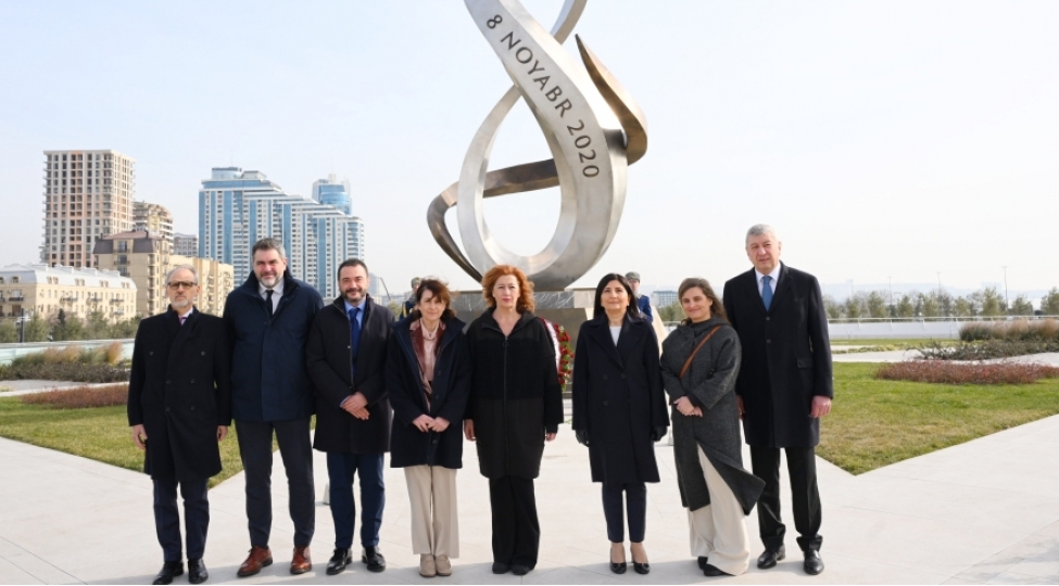 fransina-armenqol-sosias-bakida-zefer-abidesini-ve-zefer-muzeyini-ziyaret-edib