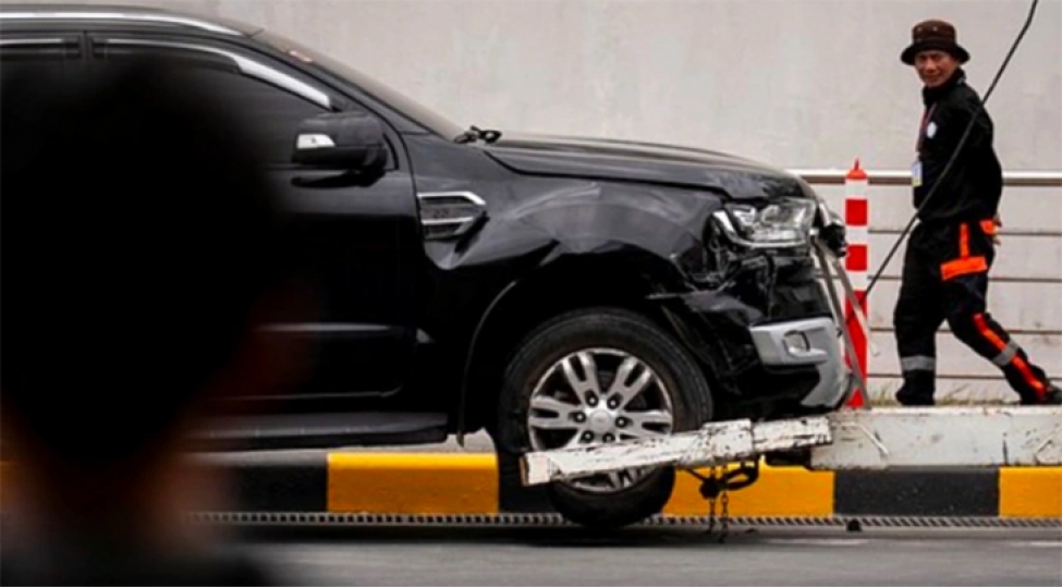 beynelxalq-hava-limaninin-girishine-avtomobil-chirpilib-absh-da