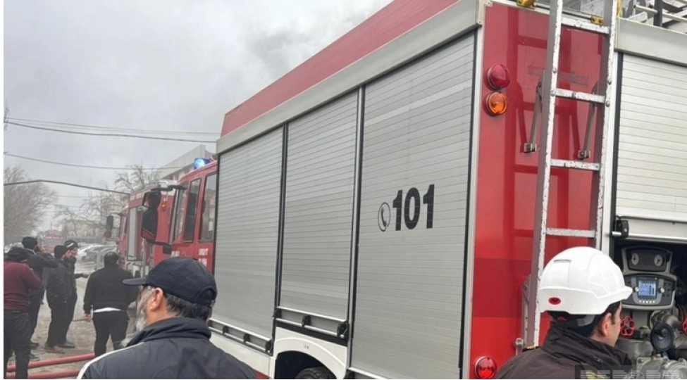 sumqayitda-avtomobil-temiri-sexi-yanir