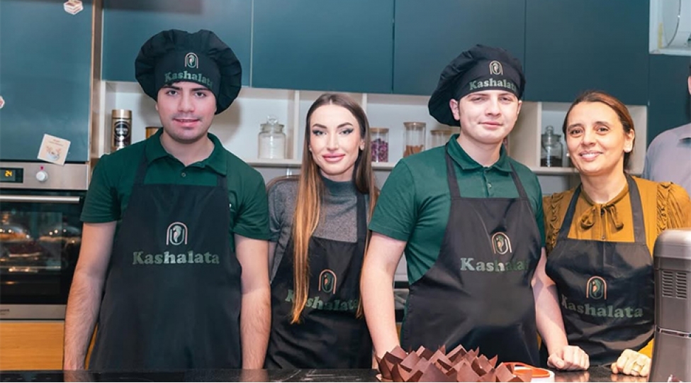 alyona-eliyeva-bakida-kashalata-kafeni-ziyaret-edib