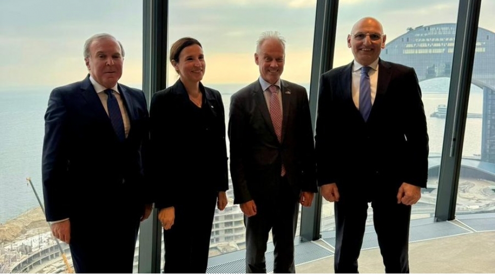 ai-ile-azerbaycan-arasinda-terefdashliq-meseleleri-muzakire-olunub