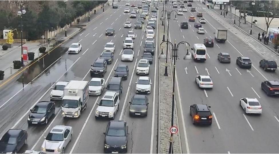 bakinin-bir-sira-yollarinda-neqliyyatin-sixligi-mushahide-olunur-15