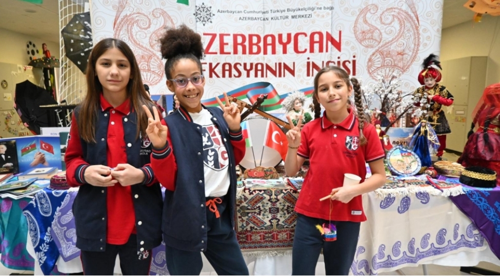 ankarada-bir-dam-altinda-min-reng-festivalinda-azerbaycan-milli-stendle-temsil-olunub