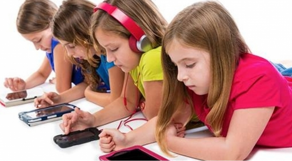 boyuk-britaniya-azyashlilarin-smartfon-istifade-etmesine-nezareti-guclendirir