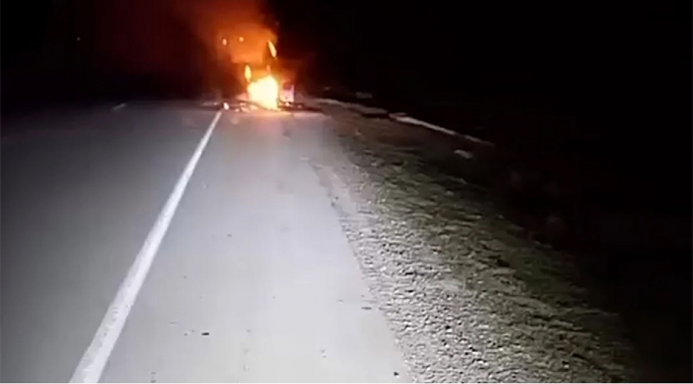 salyanda-yanan-avtomobili-sondurmek-isteyen-shexsleri-mashin-vurub-olen-ve-xesaret-alan-var