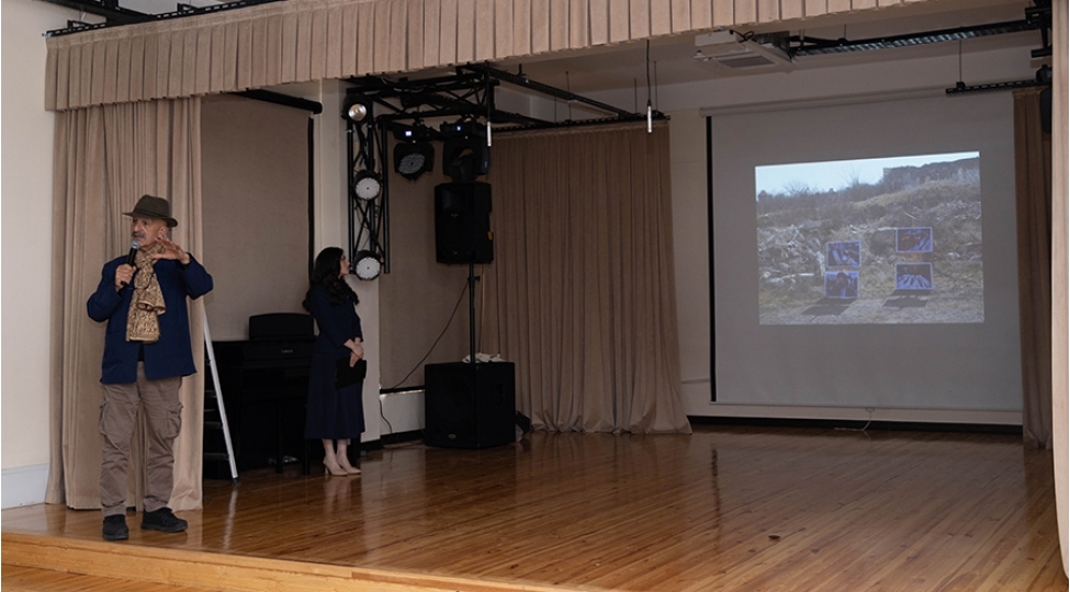 xezer-universiteti-dunya-mektebinde-sen-qayidacaqsan-adli-tamasha-teqdim-olundu