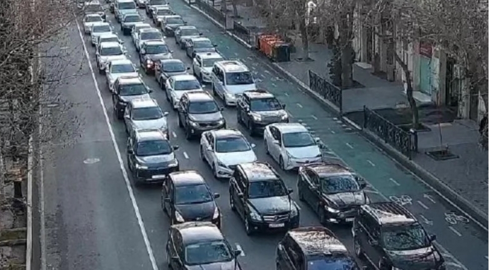 bakinin-bir-sira-yollarinda-tixac-yaranib-48