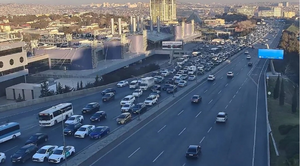 bakida-heftenin-ilk-gununde-sixliq-olan-yollar-achiqlanib