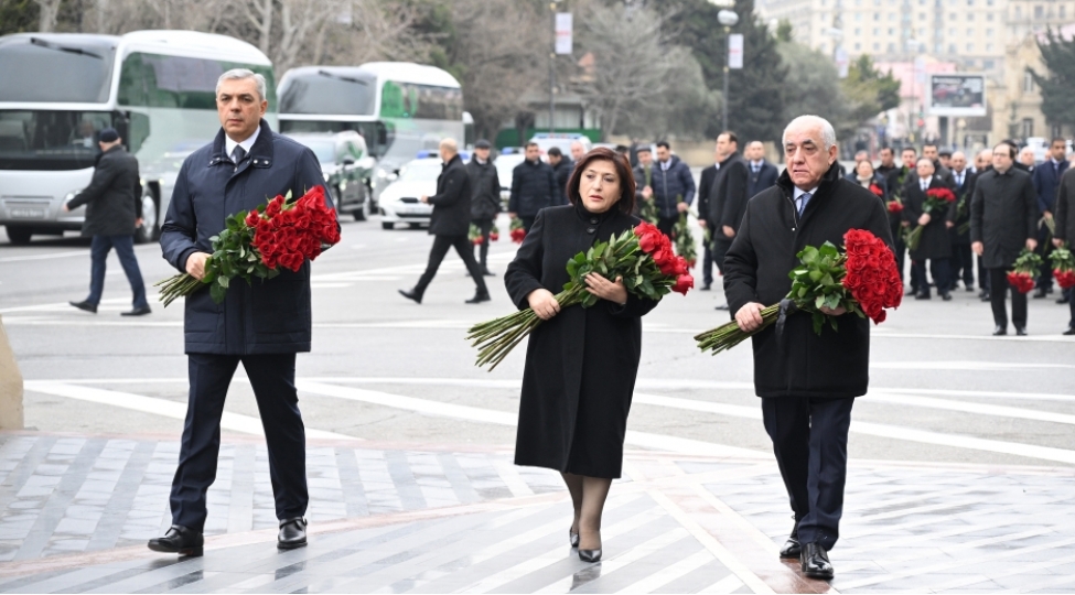 dovlet-ve-hokumet-resmileri-xocali-soyqirimi-abidesini-ziyaret-edibler-3