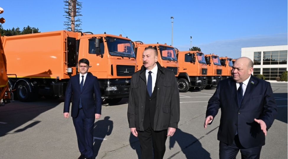 prezident-ilham-eliyev-bakida-meishet-tullantilari-dashiyan-texnikalarla-tanish-olub-foto