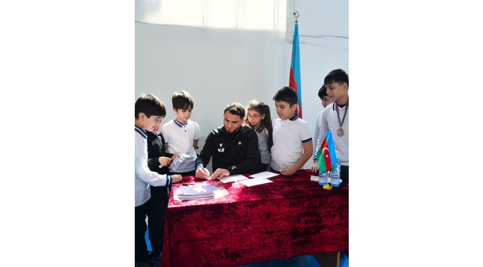 taninmish-guleshchilerimiz-shagirdlerle-gorushub