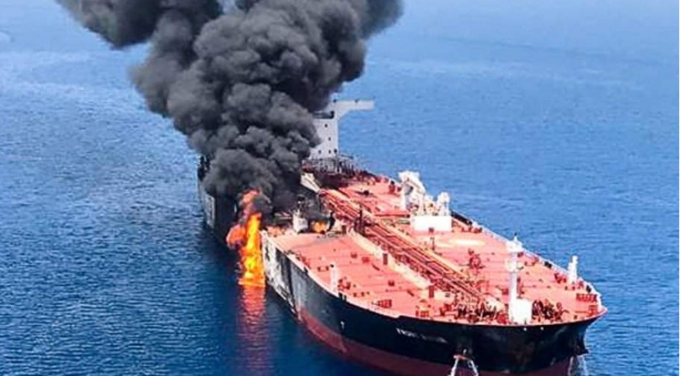 hormuz-bogazinda-yuk-gemisi-mermi-zerbesinden-sonra-yanmaga-bashlayib