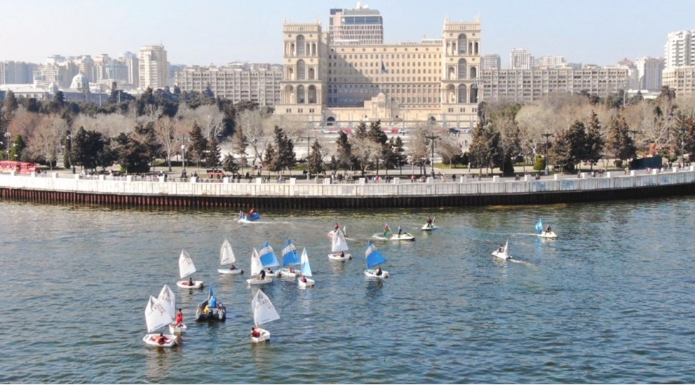 paytaxtda-xezerin-sulari-avarchekme-ve-yelkenli-qayiqlarla-bezendi