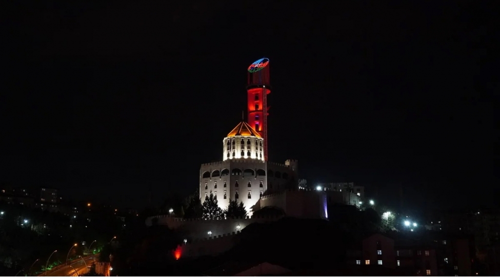 ankaradaki-cumhuriyyet-qullesinde-azerbaycan-bayragi-proyeksiya-olunub