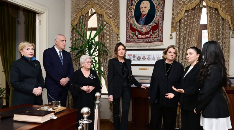 mehriban-eliyeva-azerbaycan-medeniyyeti-muzeyi-ile-tanish-olub-foto