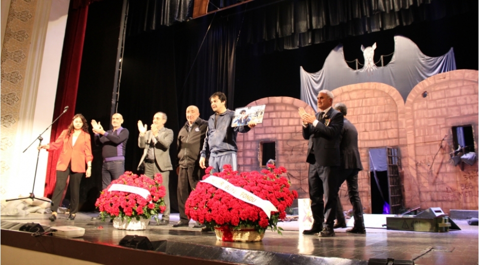 natiq-qasimova-hesr-olunan-olmez-tamashasi-heyder-eliyev-fondunun-desteyi-ile-mingechevirde-teqdim-edilib