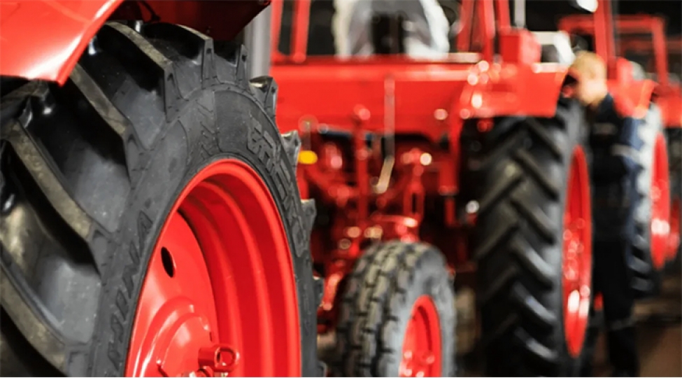 agdamda-genc-traktor-aqreqatinin-altinda-qalaraq-olub
