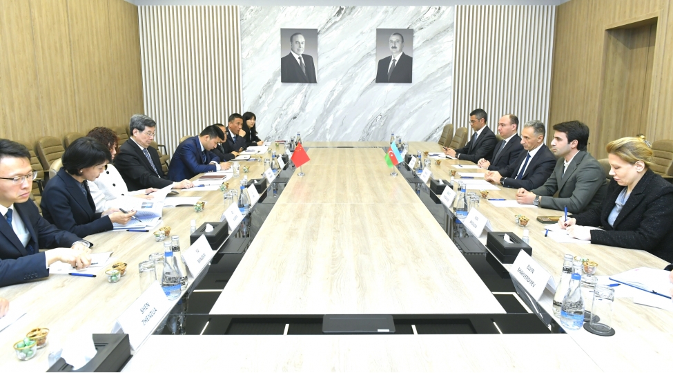 nazir-reshad-nebiyev-chinin-dovlet-internet-informasiya-ofisinin-naziri-ile-gorushub