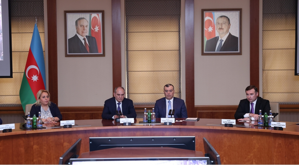 maliyye-nazirliyinde-yap-a-yeni-qebul-olunan-emekdashlara-uzvluk-vesiqeleri-teqdim-edilib