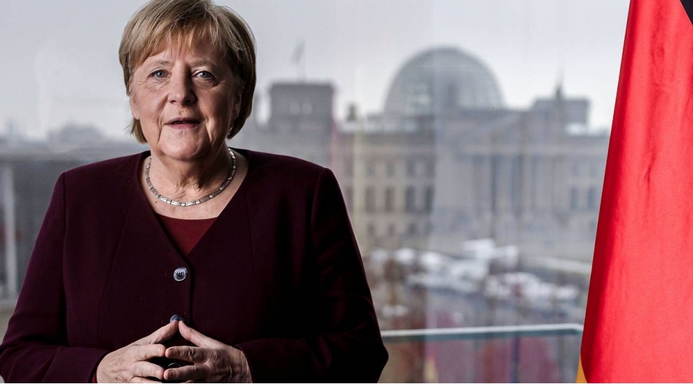 merkel-artiq-bezi-kostyumlarindan-qurtuldugunu-achiqlayib