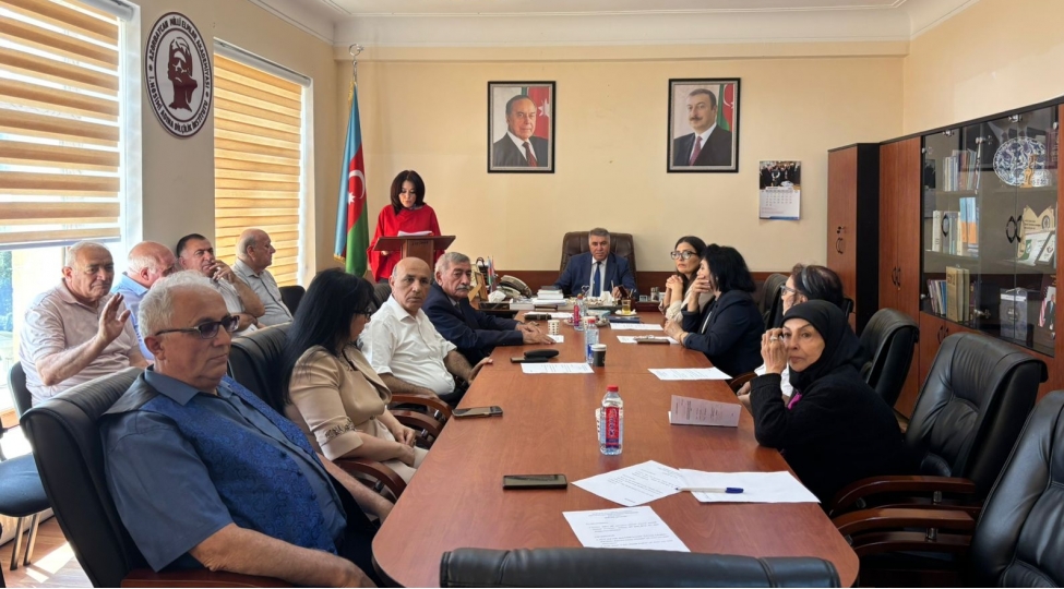 dilchilik-institutunda-ilin-ilk-alti-ayi-uzre-hesabat-dinlenilib