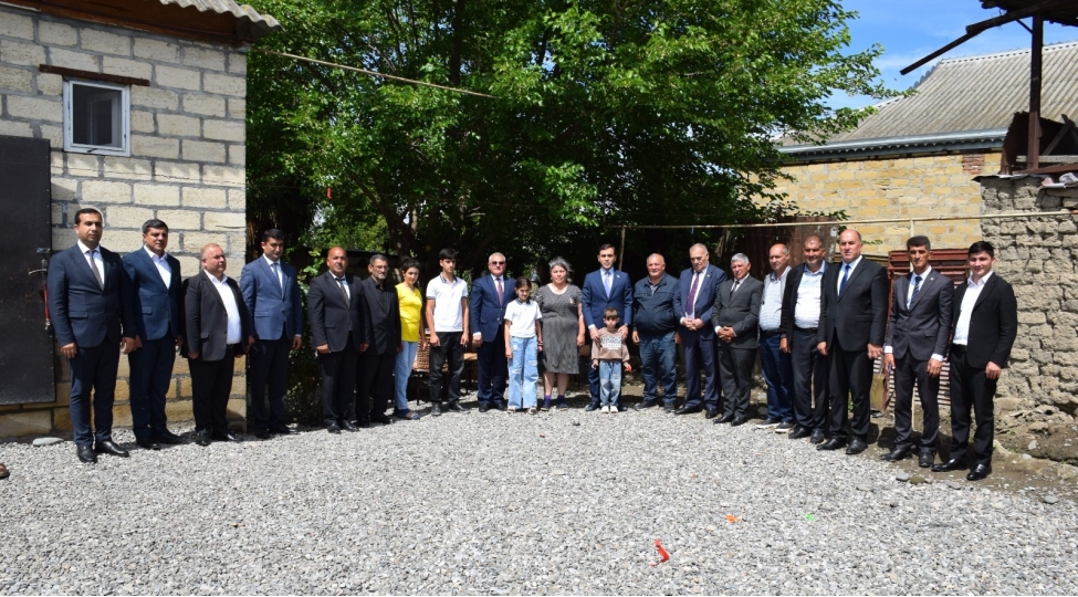 anar-memmedov-terterde-birinci-qarabag-muharibesi-shehidinin-ailesini-ziyaret-edib