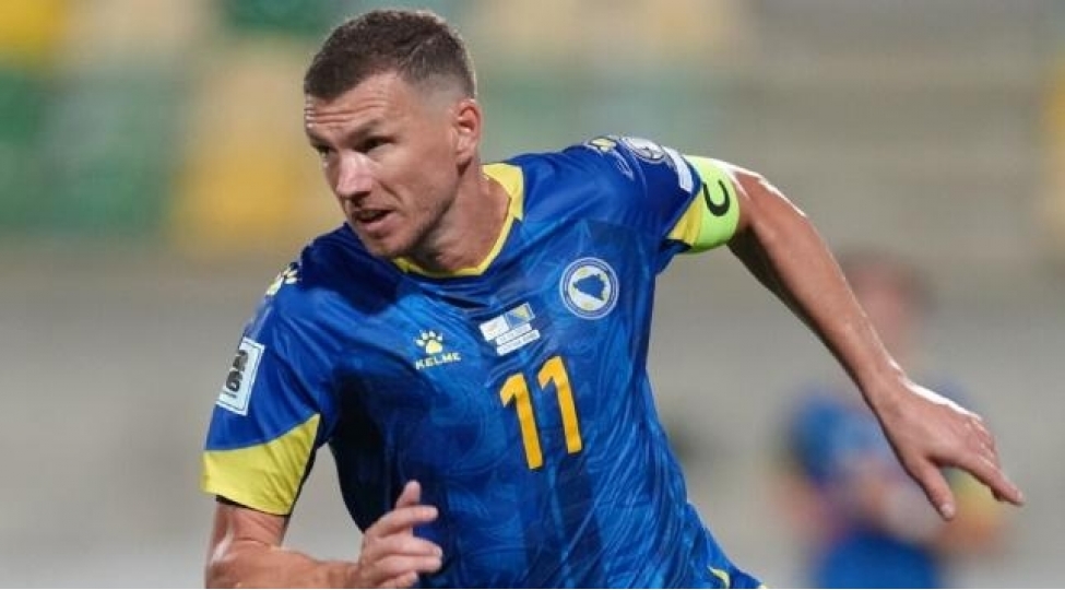 40-yashli-futbolchu-ile-muqavileni-yenilediler
