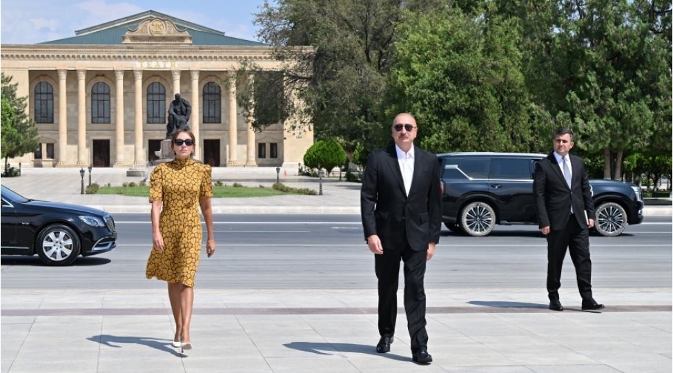 prezident-ilham-eliyev-umummilli-liderin-naxchivan-sheherinin-merkezinde-ucaldilan-abidesini-ziyaret-edib