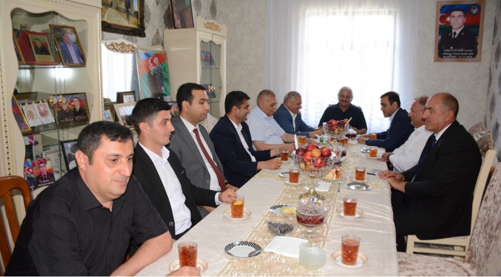 millet-vekili-terterde-shehid-anasini-yubileyi-munasibetile-tebrik-etdi