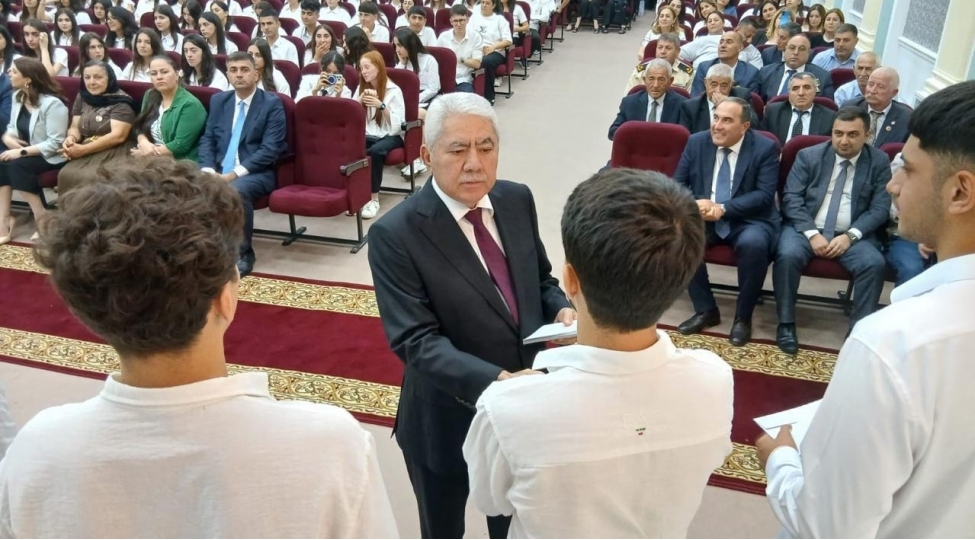 agalar-veliyev-yuksek-bal-toplayan-xachmazli-telebeleri-mukafatlandirdi-foto