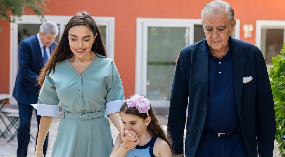 leyla-eliyeva-madridde-qaygiya-ehtiyaci-olan-ushaqlar-uchun-mektebde-fotolar