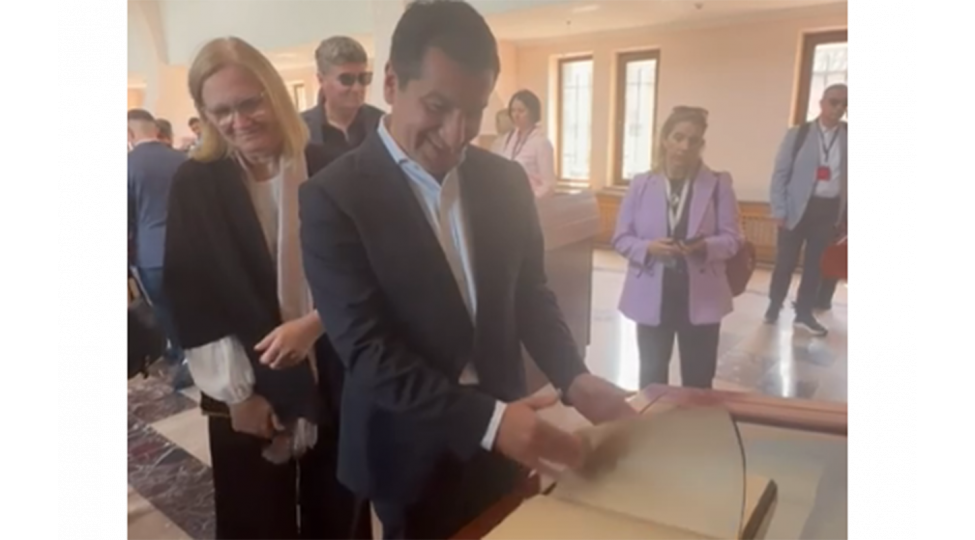 hikmet-haciyev-hemin-kitabi-vereqleyerek-ermeni-saxtakarligini-ifsha-etdi-video